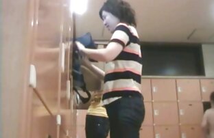 XXX Espectáculo de baño en línea mujeres asiendo trio