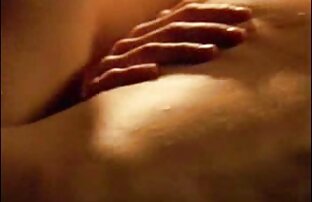 XXX Tetona Britney trio sexual casero Amber consigue su coño mojado comido