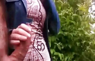 XXX Una joven cachonda masturbación trio en la ducha xxx con la mano en pov