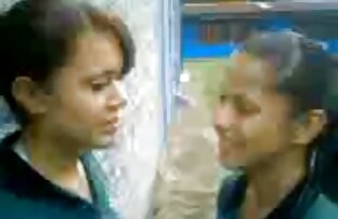XXX Un grupo de chicas calientes trios amateur videos jugar a girar la botella y lamer su coño
