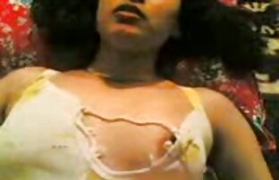 XXX Hermosa chica con grandes tetas toma una polla videos xxx trios calientes negra en el sofá